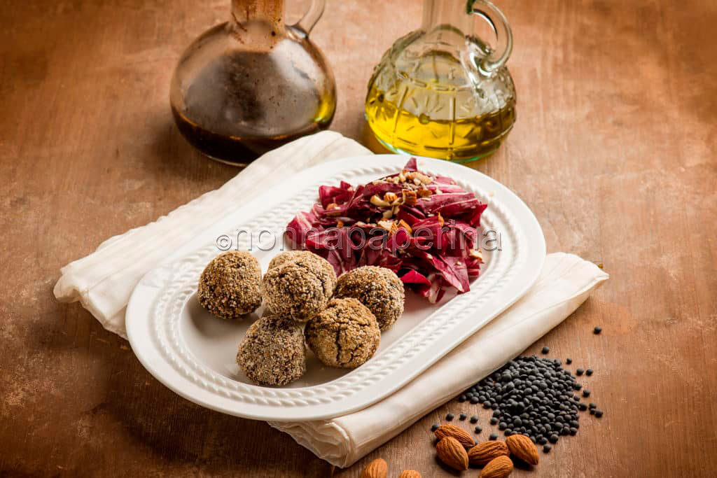 Sfiziosi bocconcini di lenticchie nere con insalata