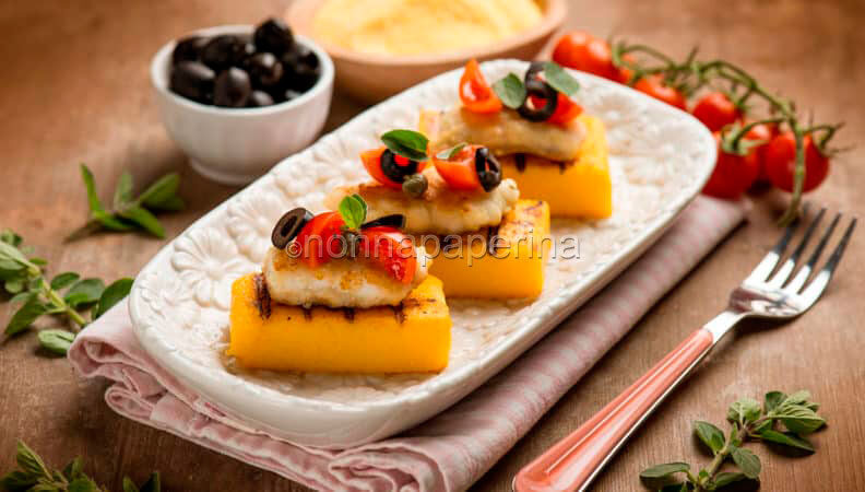 Sfiziosi crostini di polenta con merluzzo e pomodoro
