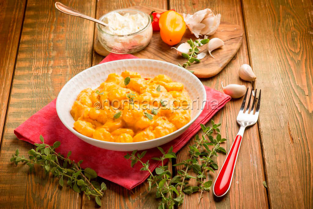 Sfiziosi gnocchi ai peperoni e formaggio exquisa