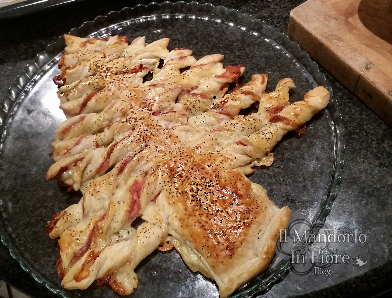 Sfoglia albero di natale con crudo ed emmental