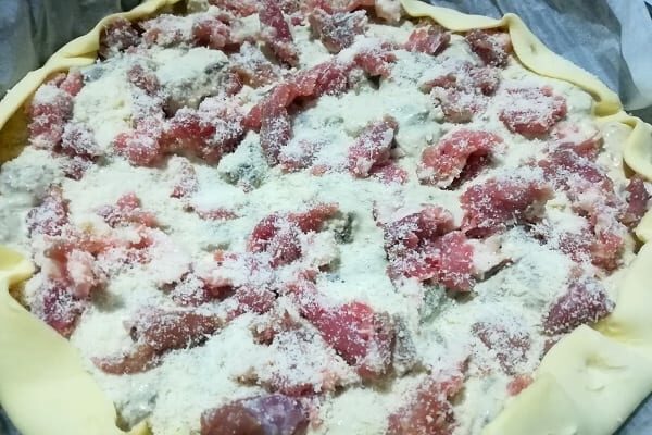 Sfoglia con funghi porcini e salsiccia, veloce e saporita