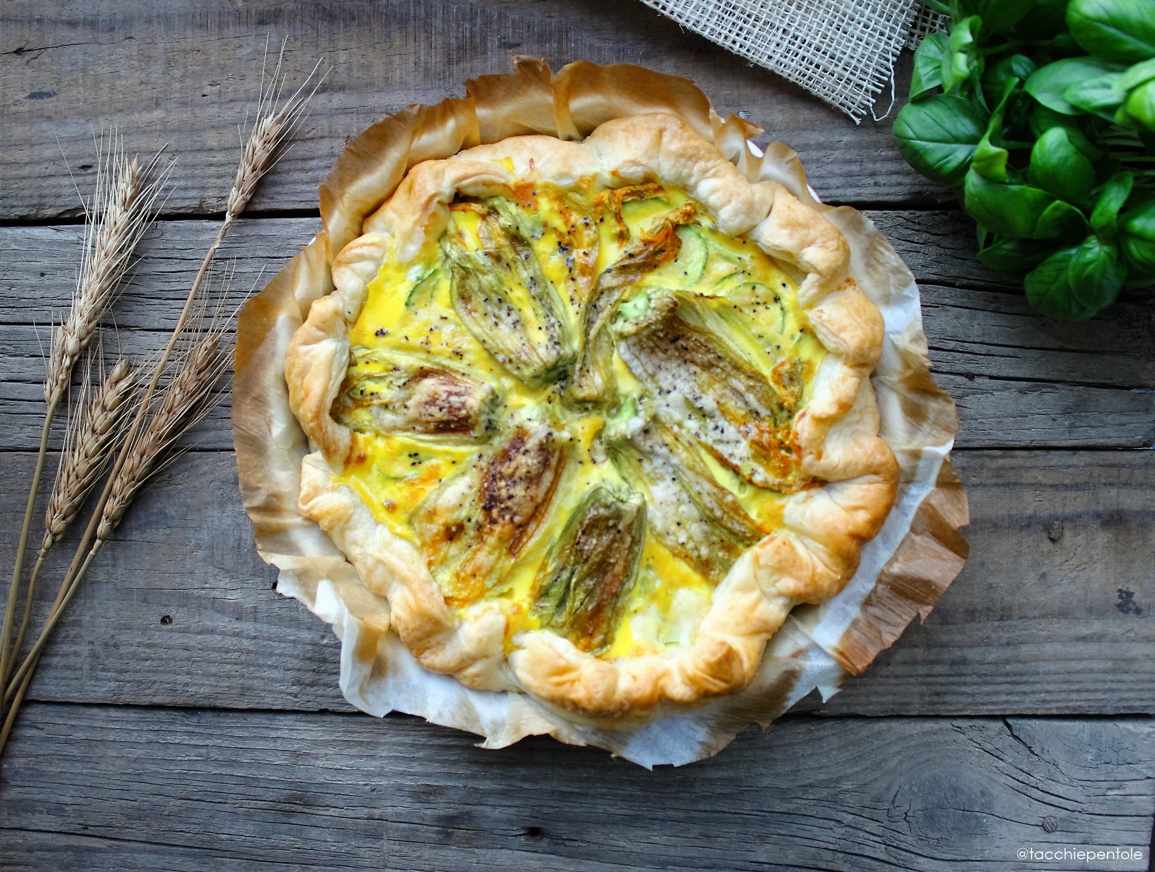 SFOGLIA IN TORTA ALLE ZUCCHINE CON I FIORI