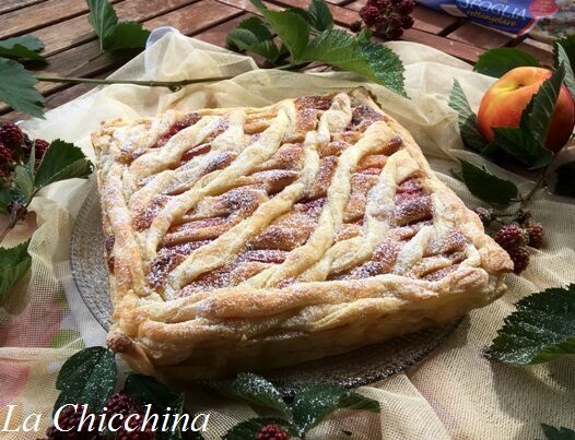 Sfogliata alle pesche noci e amaretti, profumata al marsala