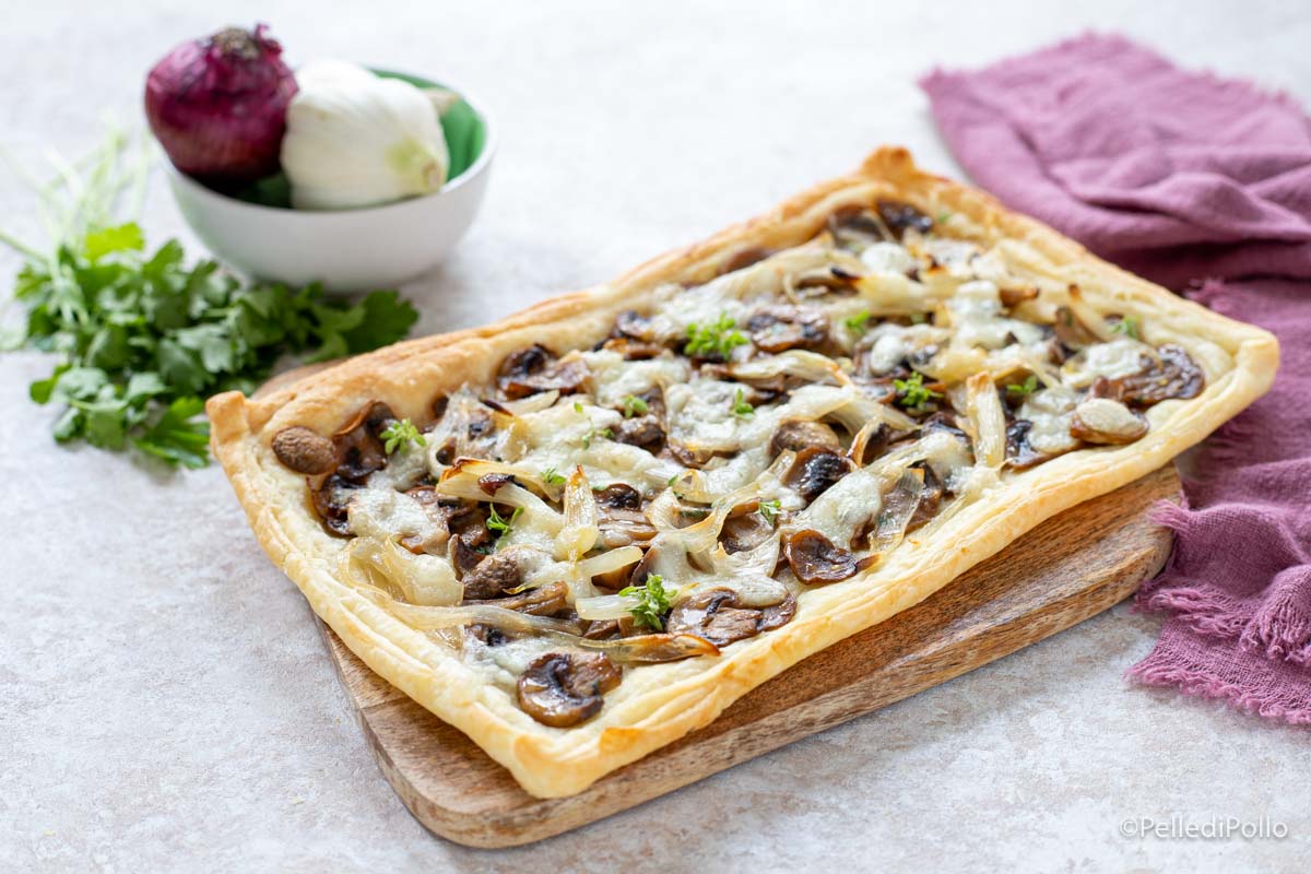 Sfogliata con funghi e cipolle caramellate