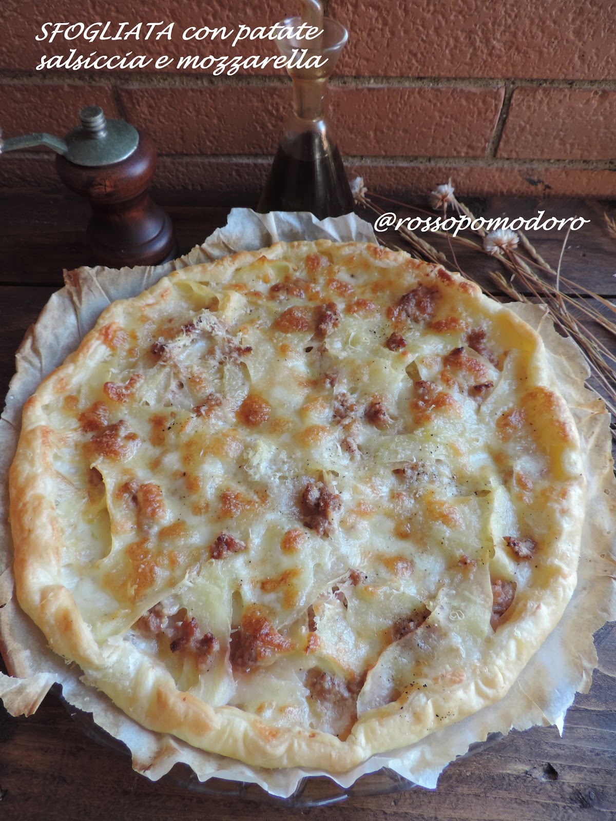 Sfogliata con patate salsiccia e mozzarella