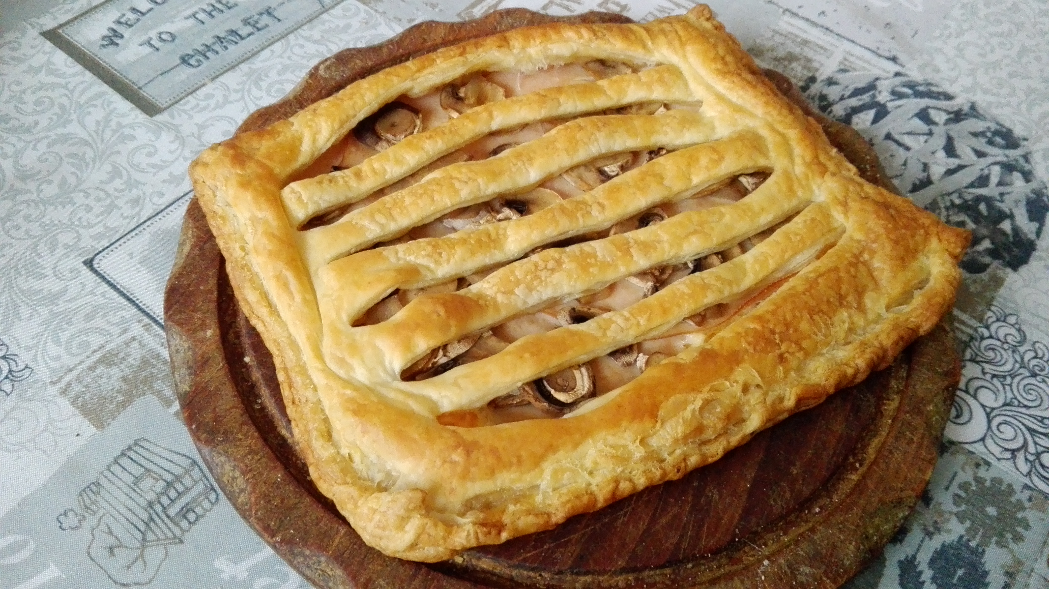 Sfogliata con tacchino, funghi e scamorza