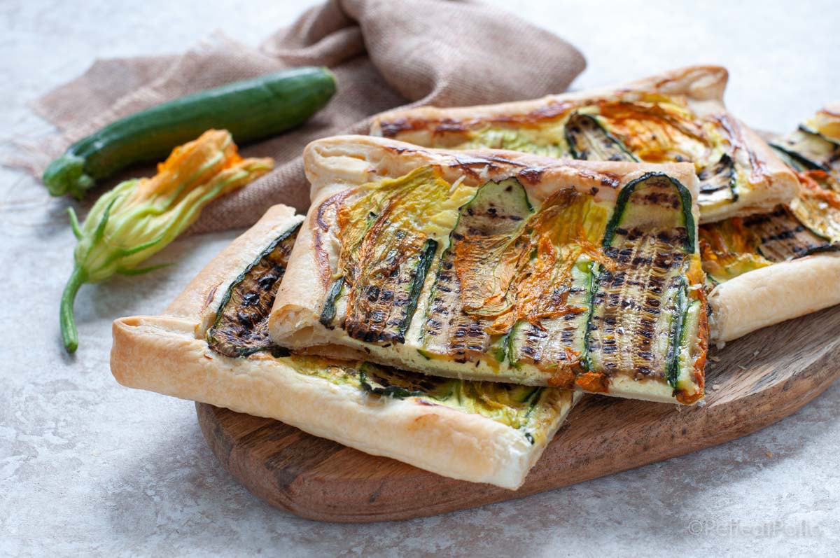 Sfogliata con zucchine, fiori e ricotta