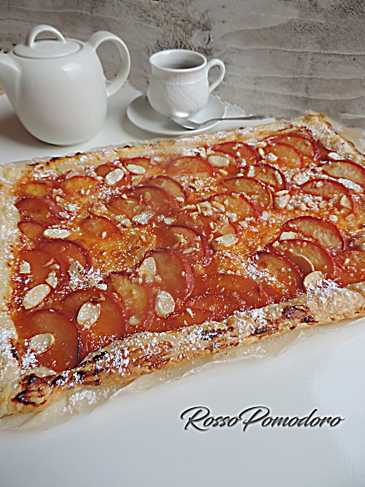 Sfogliata di pesche e mandorle