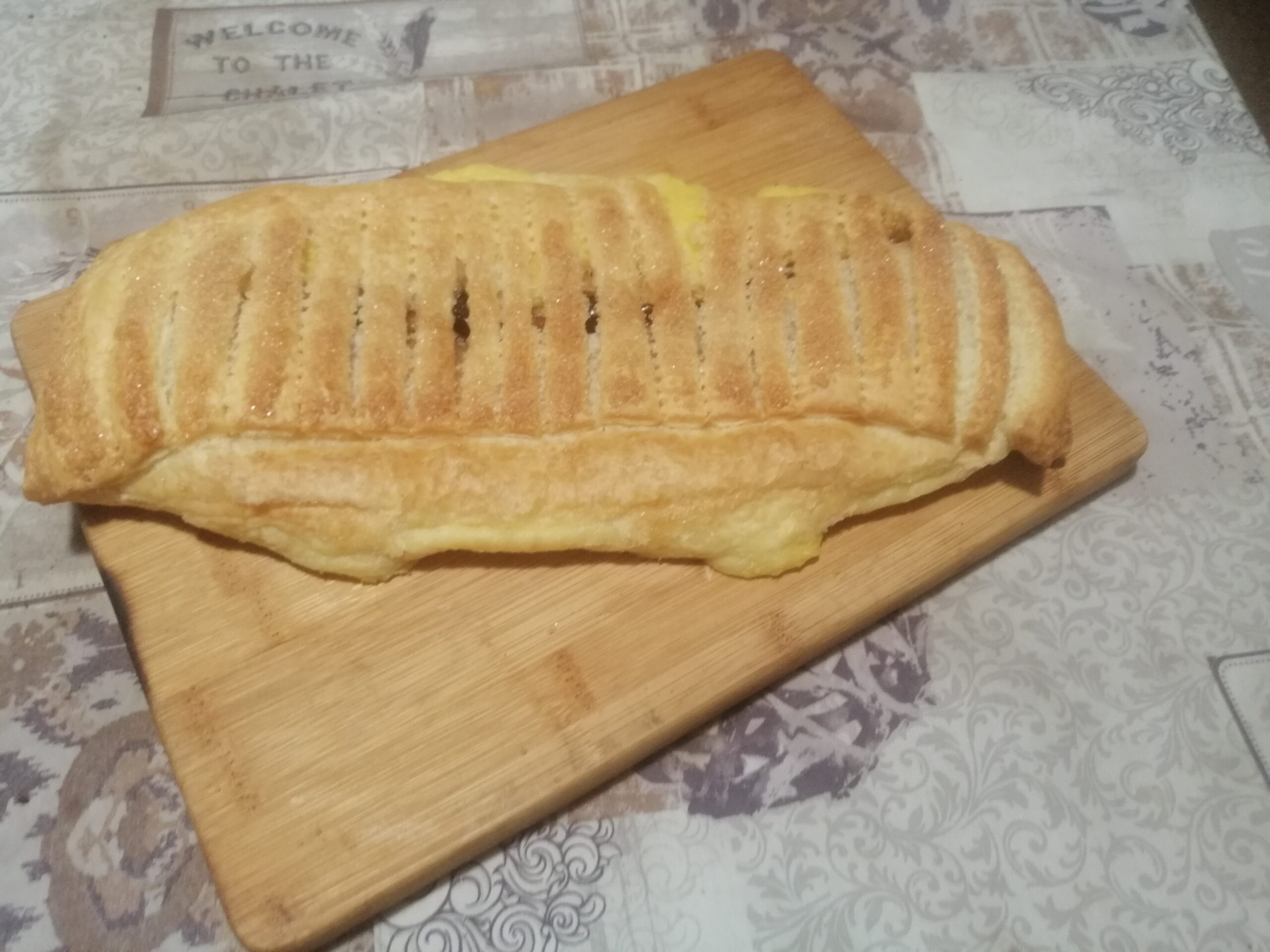 Sfogliata dolce con crema e amarene