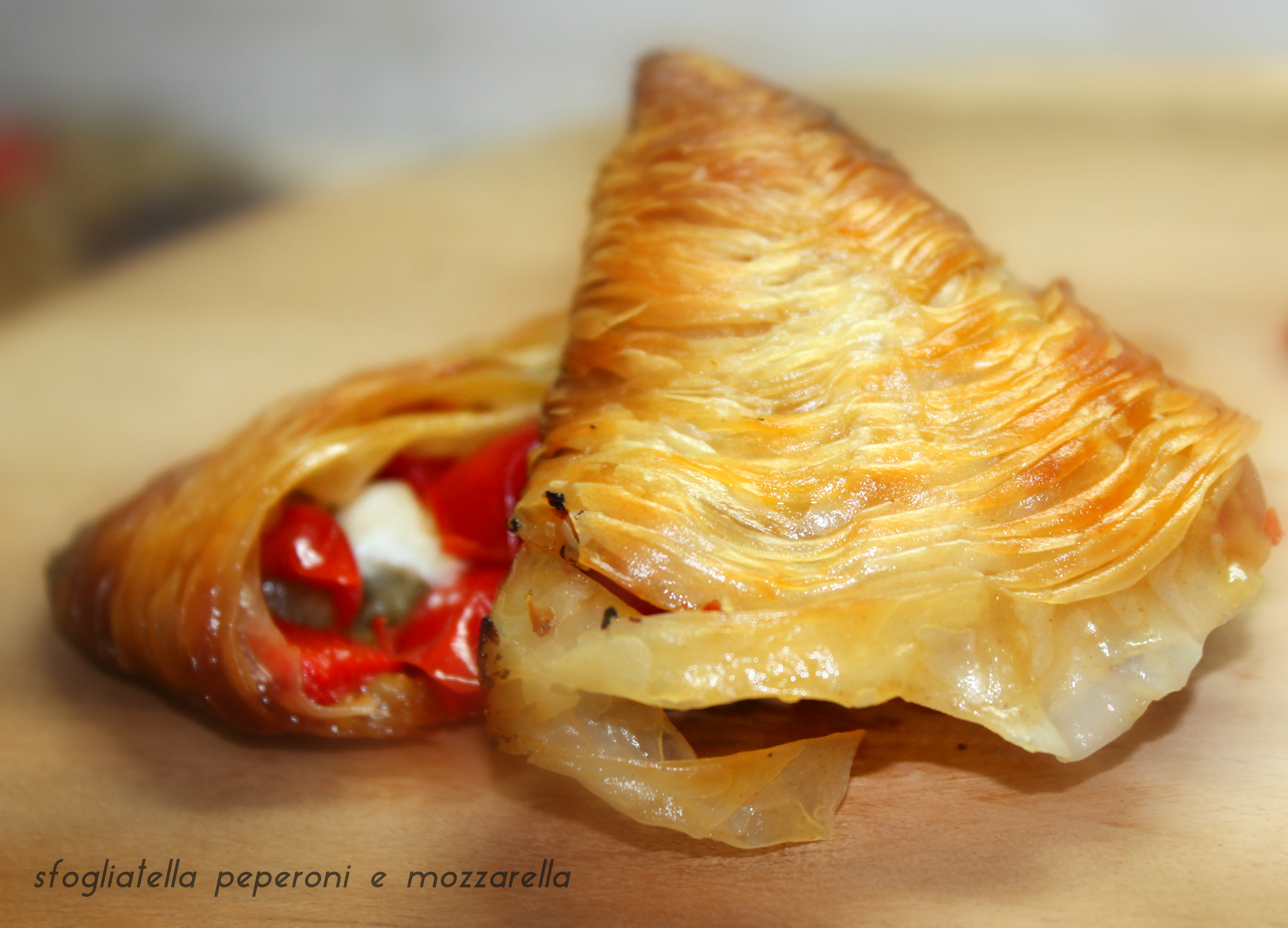 Sfogliatella peperoni e mozzarella