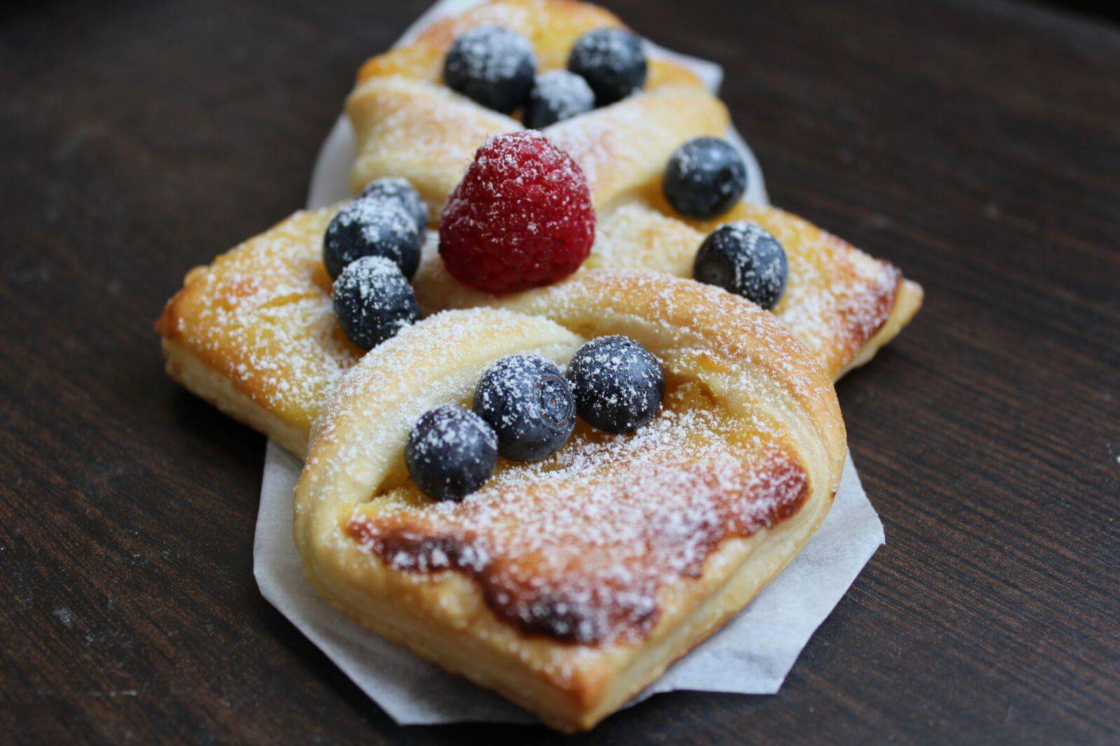 Sfogliatelle con lemon curd e frutti di bosco