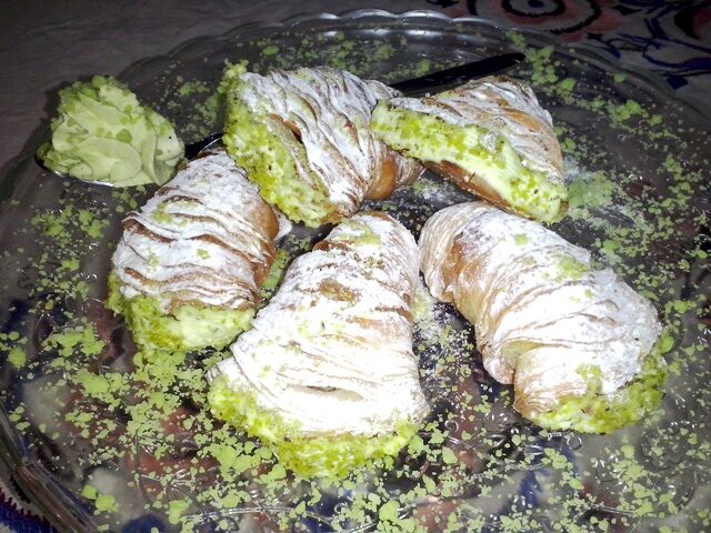 Sfogliatelle napoletane con crema al pistacchio