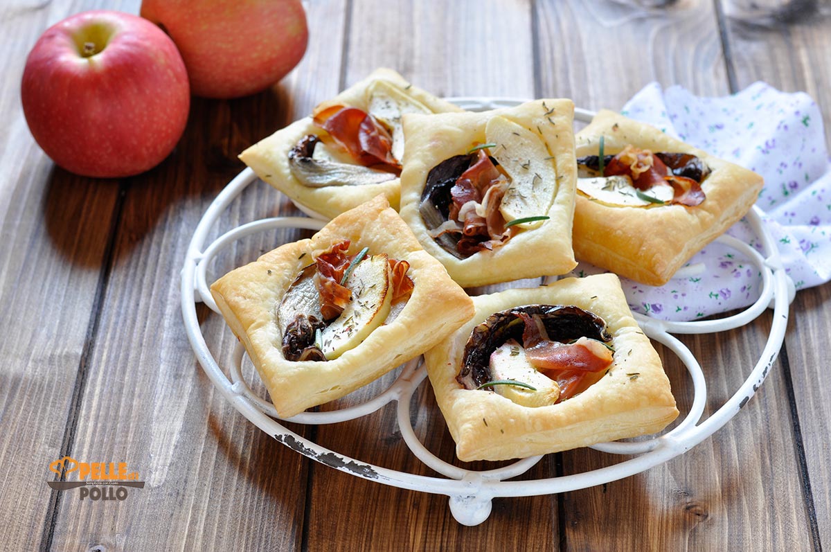 Sfogliatine al radicchio con mele e speck