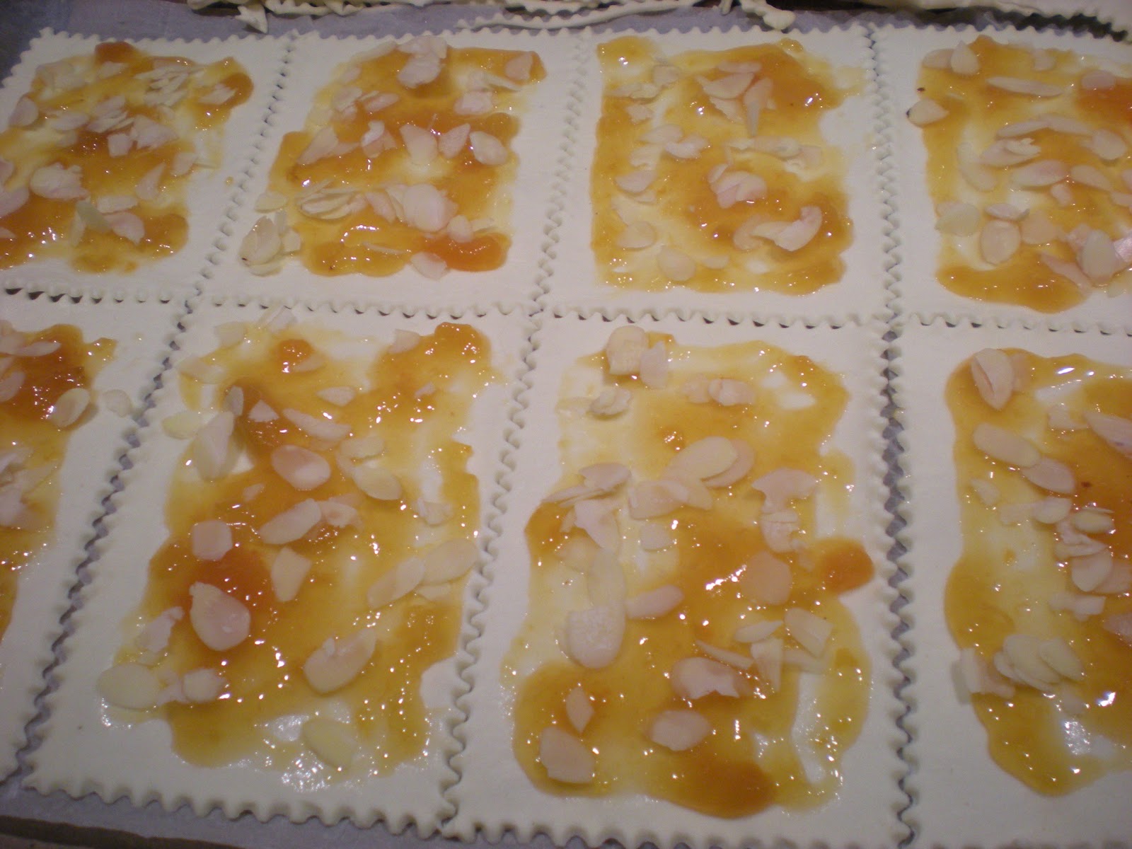 Sfogliatine all’albiccocca e mandorle