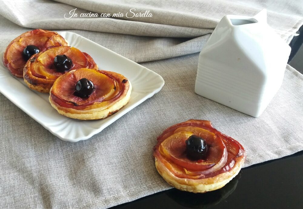 Sfogliatine alle pesche e amarene