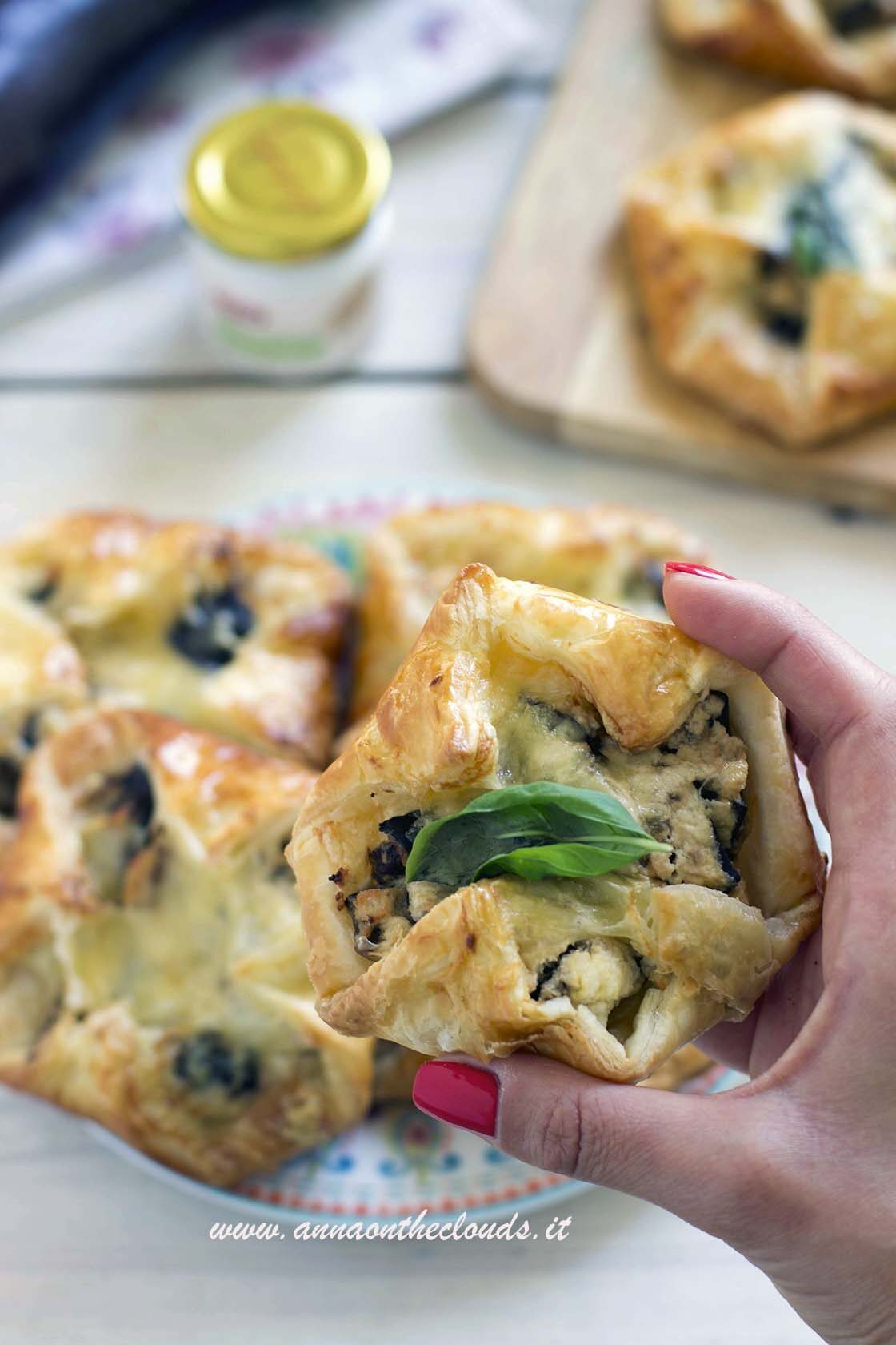 Sfogliatine con melanzane e formaggio con estratto per brodo vegetale liebig