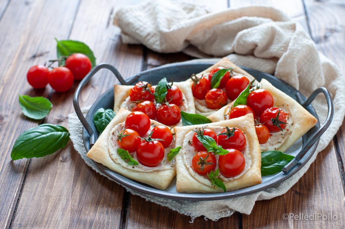 Sfogliatine con pomodorini e ricotta