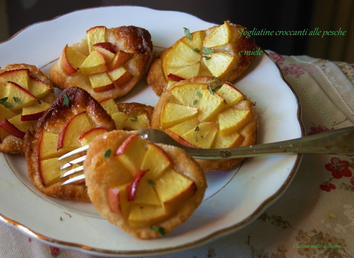 Sfogliatine croccanti con pesche e miele