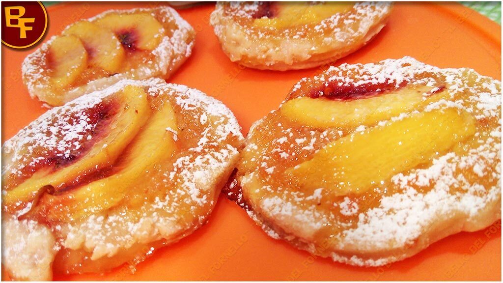 Sfogliatine di pesca e marmellata