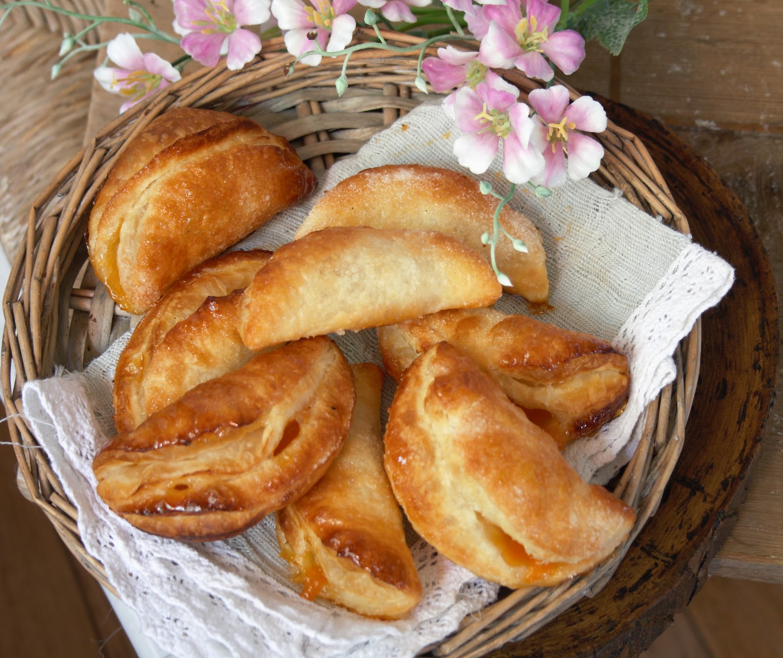 Sfogliatine dolci con marmellata di albicocca