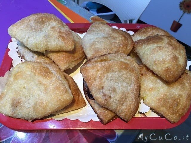 Sfogliatine dolci di pasta sfoglia con cuisine e i-companion