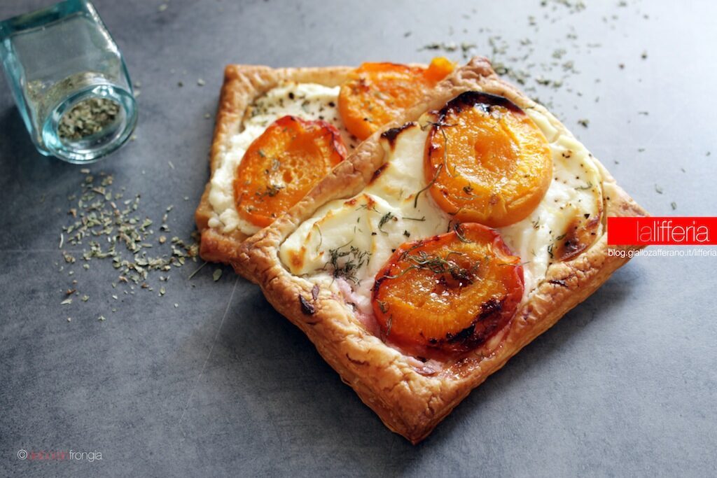 Sfogliatine salate con albicocche e formaggio