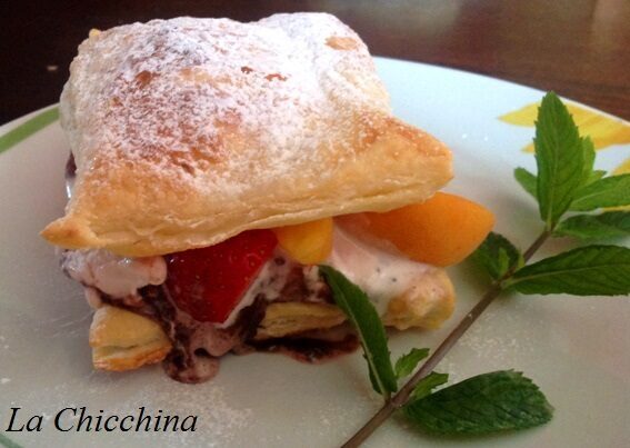 Sfoglie con gelato e frutta che passa il convento