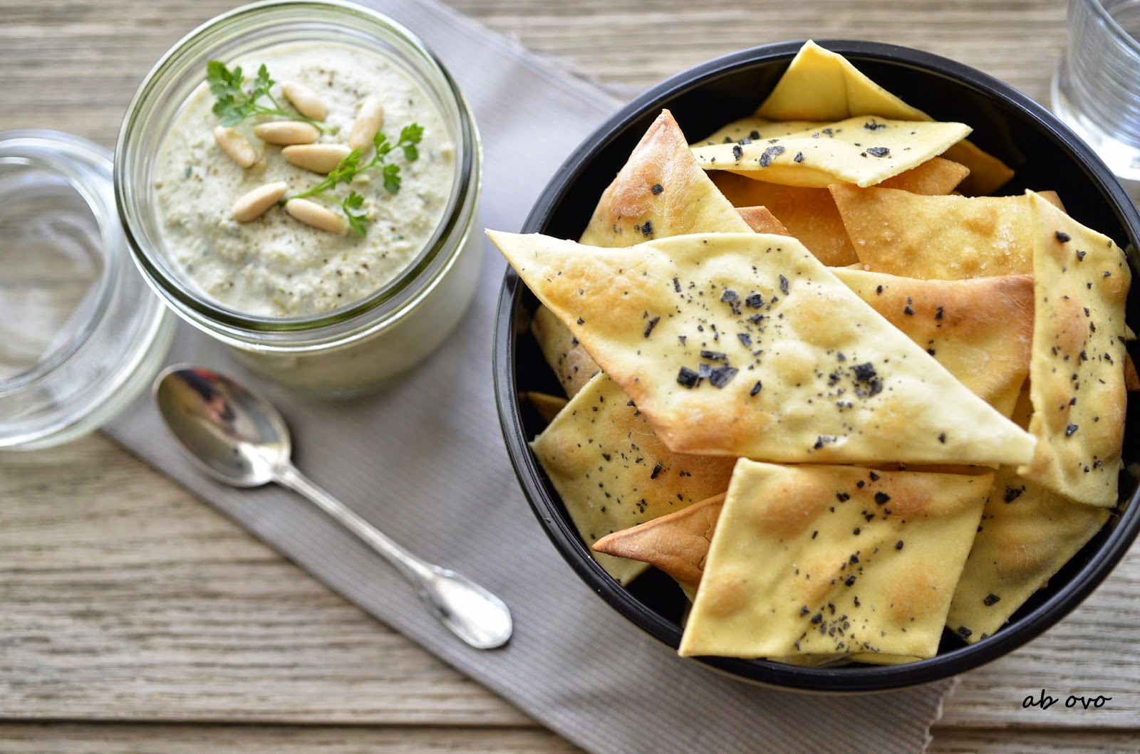 Sfogliette croccanti con dip di carciofi e pinoli