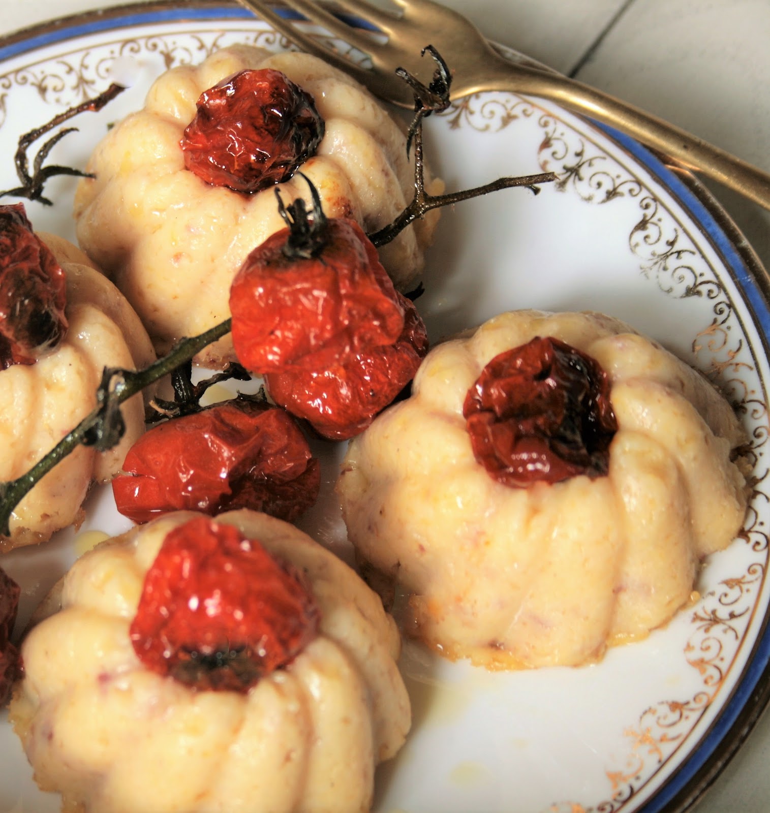 Sformatini di polenta e cotechino con pomodorini confit