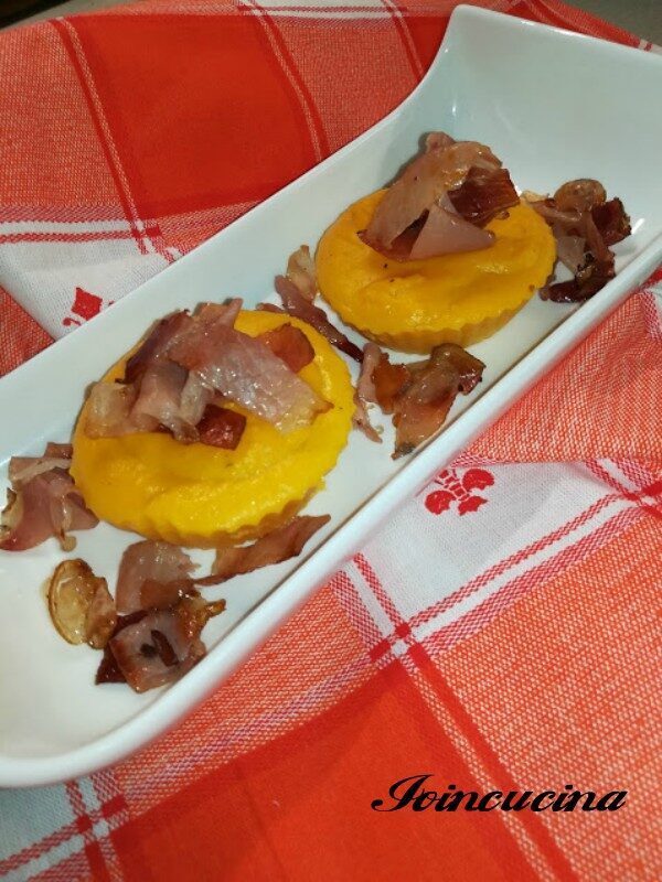 Sformatini di zucca con speck croccante