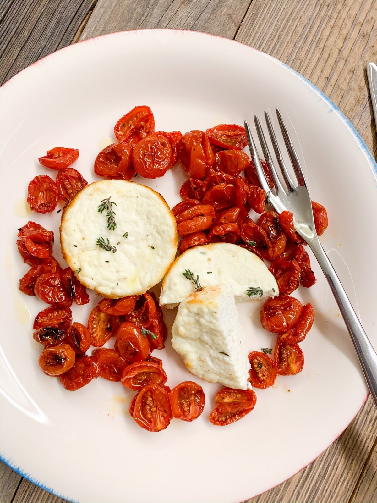 Sformatini facili di ricotta e timo con pomodorini al forno