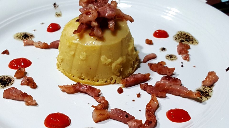 Sformato di fave secche con guanciale (con video ricetta)