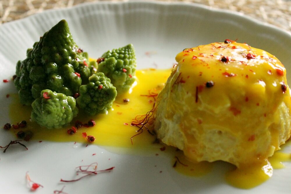 Sformato di pesce – sformatini di pesce persico e platessa su crema di zafferano