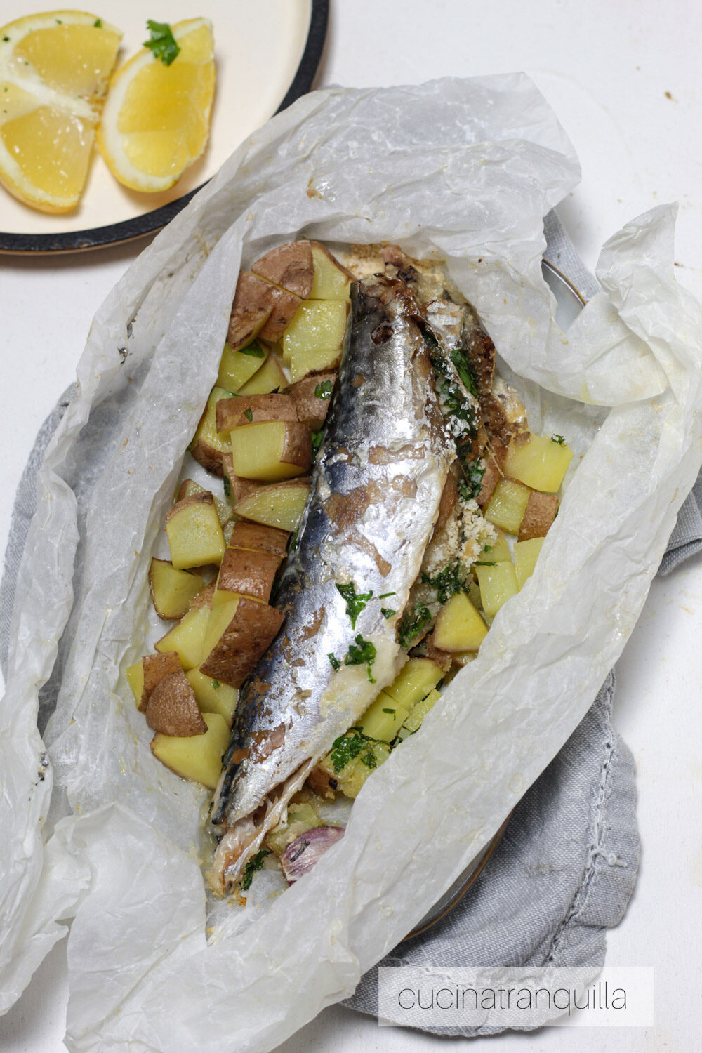 Sgombro con patate al cartoccio