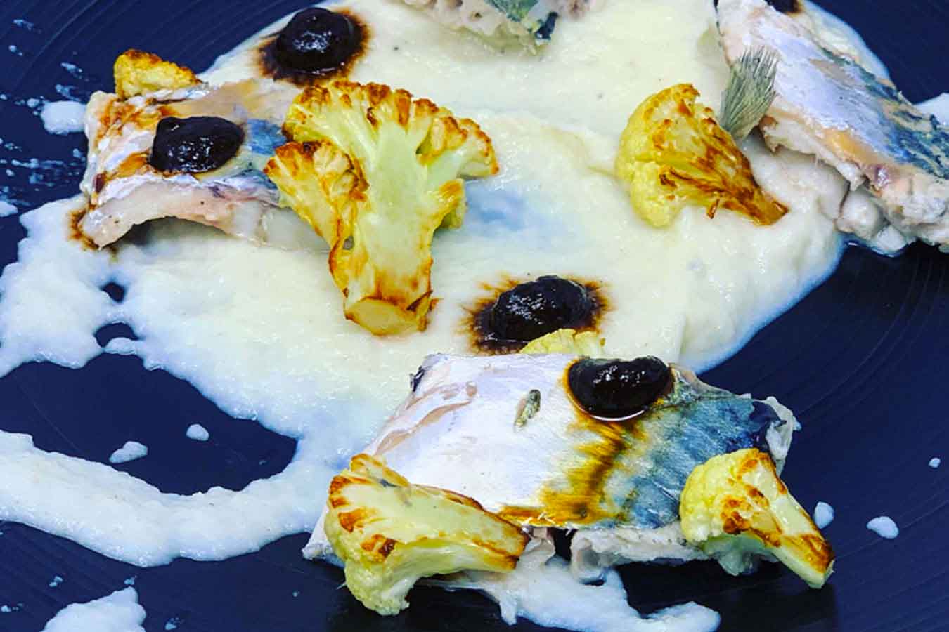 Sgombro, crema di cavolfiore e aglio nero