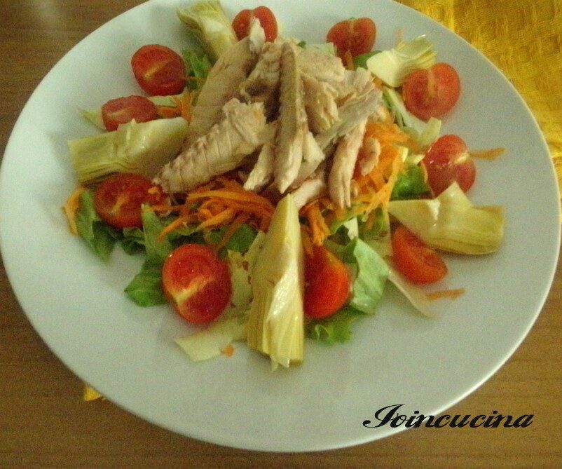 Sgombro in scatola con insalata fresca