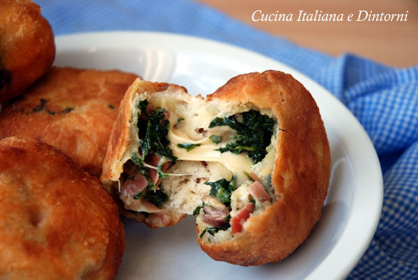 Sgonfiotti fritti con biete, scamorza e speck