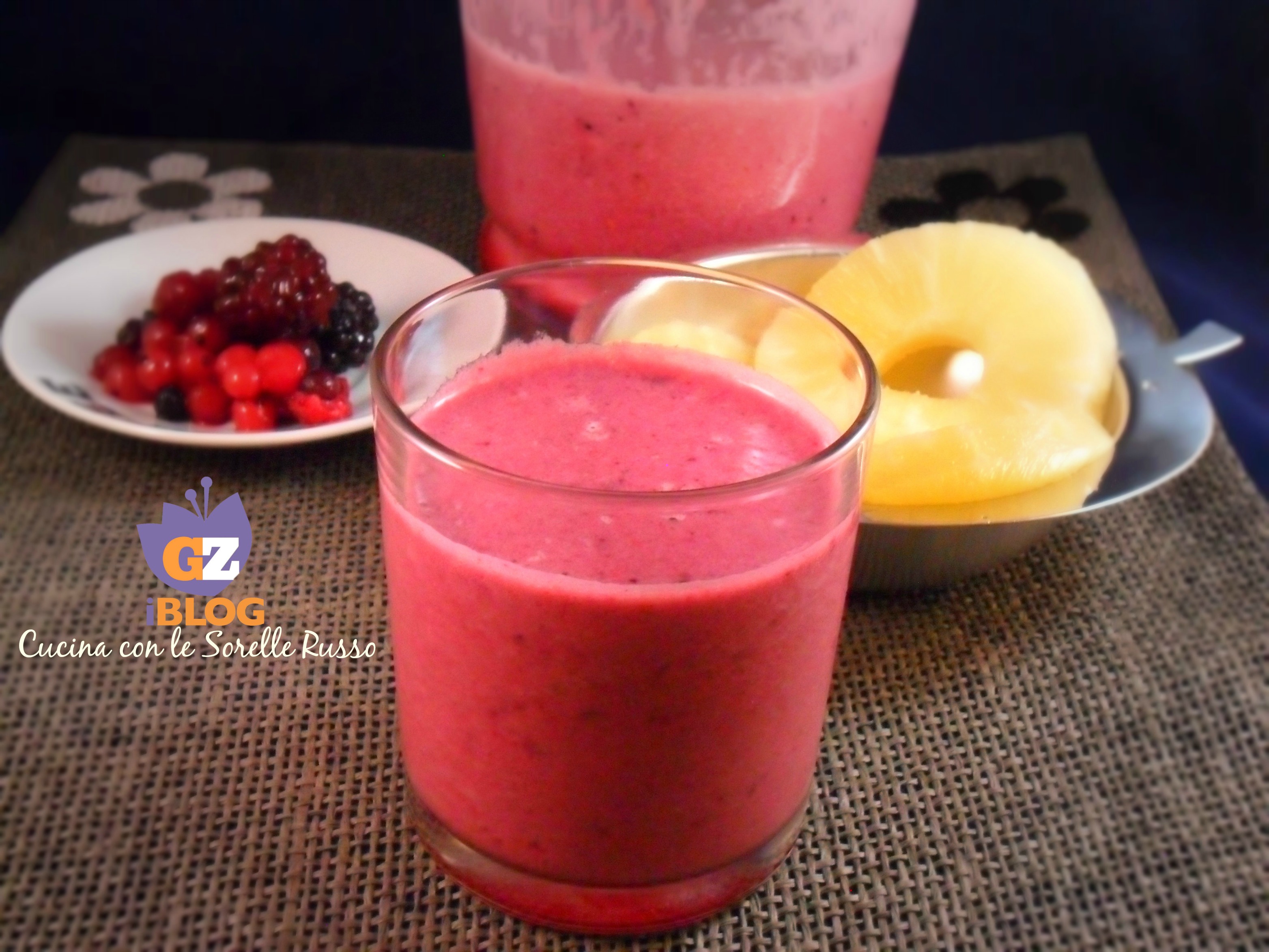 Shake all’ ananas e frutti di bosco