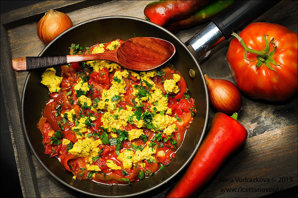 Shakshuka israeliana vegan con tofu senza glutine