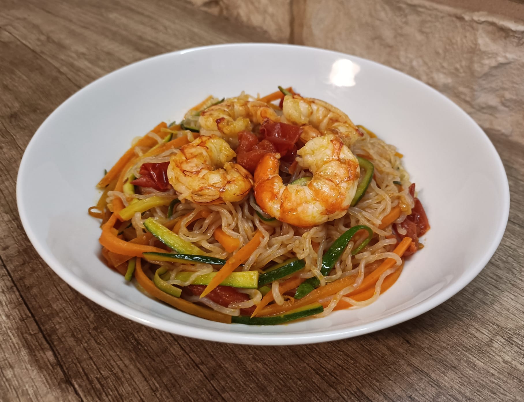 Shirataki con verdure, gamberi e salsa di soia