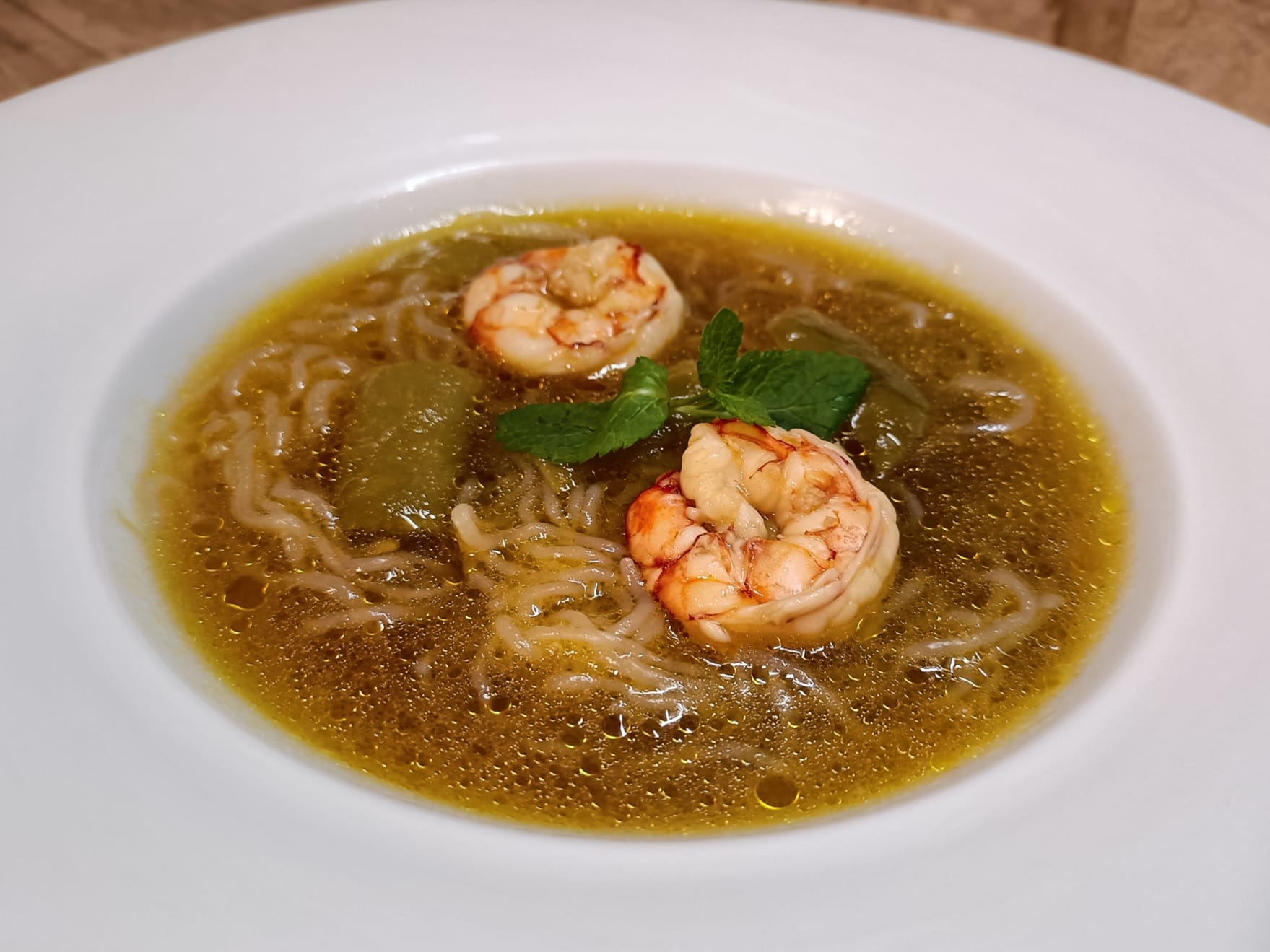 Shirataki in brodo: deliziosa minestra con spaghetti di konjac, gamberi e taccole