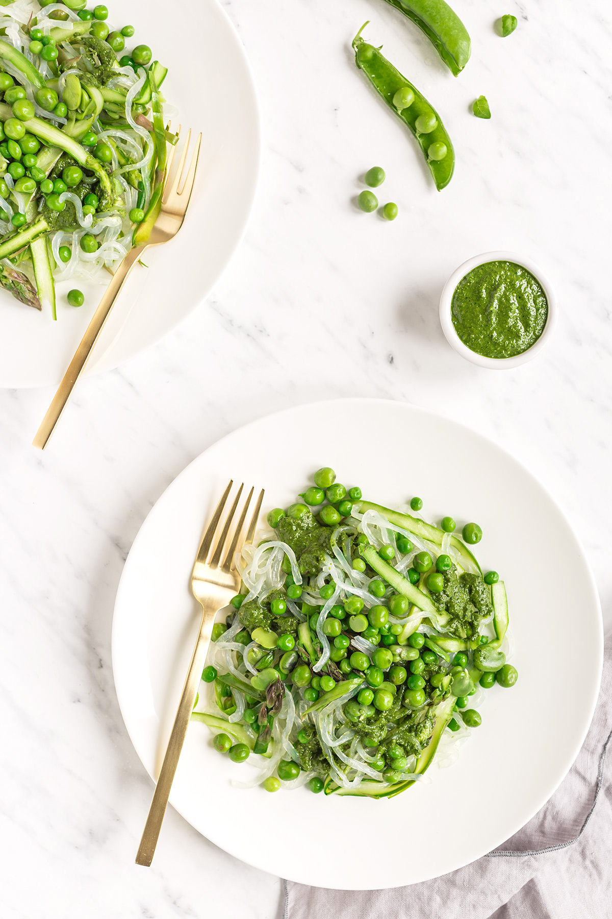 Shirataki noodles alle verdure primaverili con pesto di fave e semi di girasole