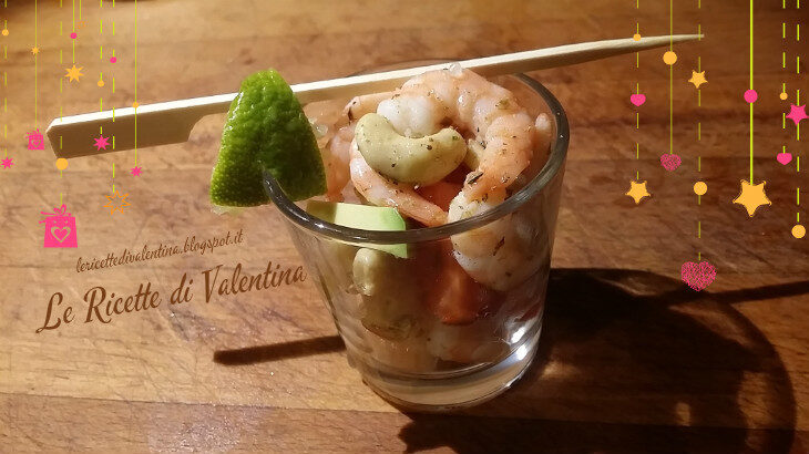 Shot di mazzancolle con avocado anacardi e pomodorini