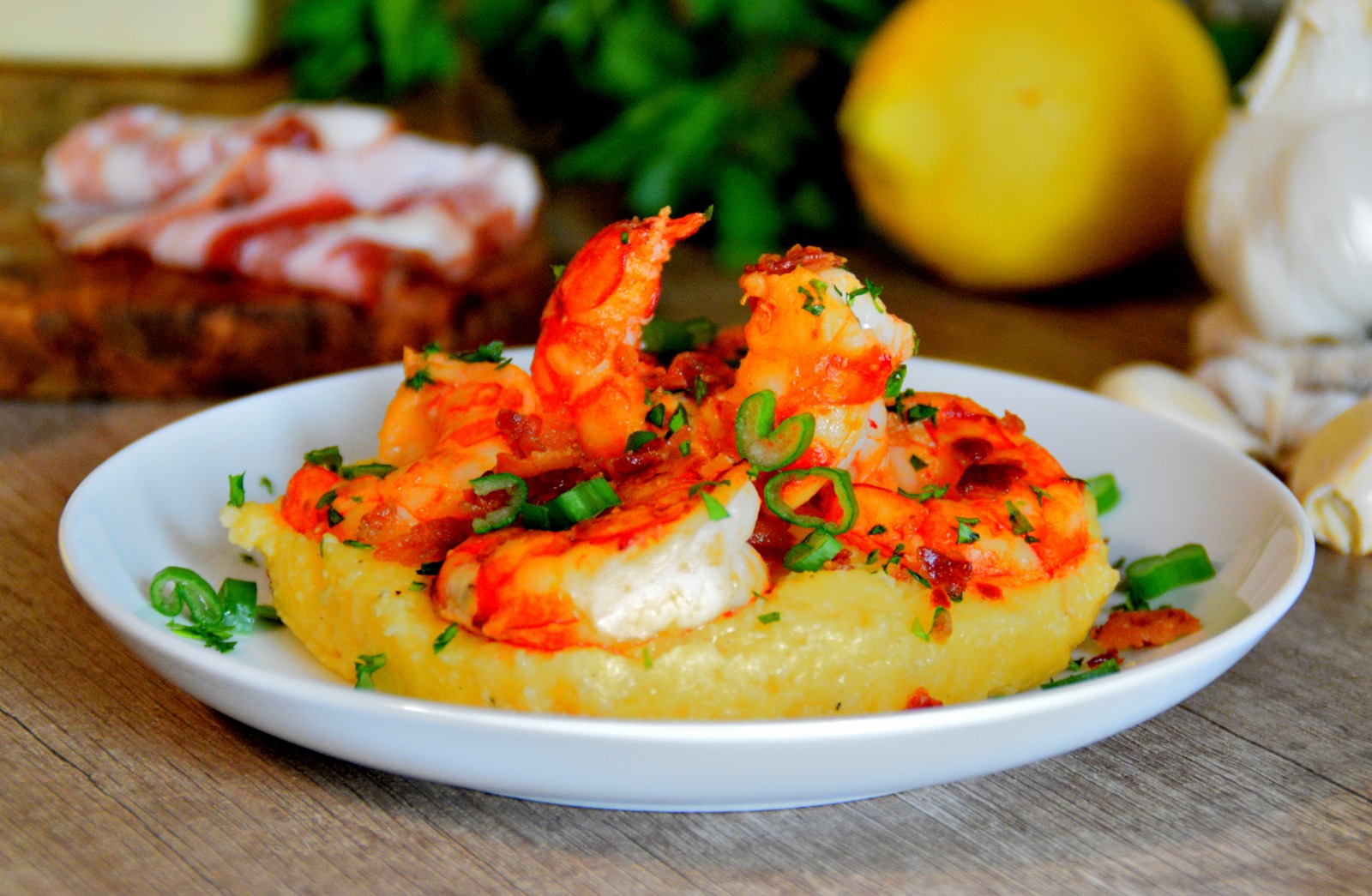 Shrimp and grits: ricetta saporita a base di gamberi e semolino (usa)