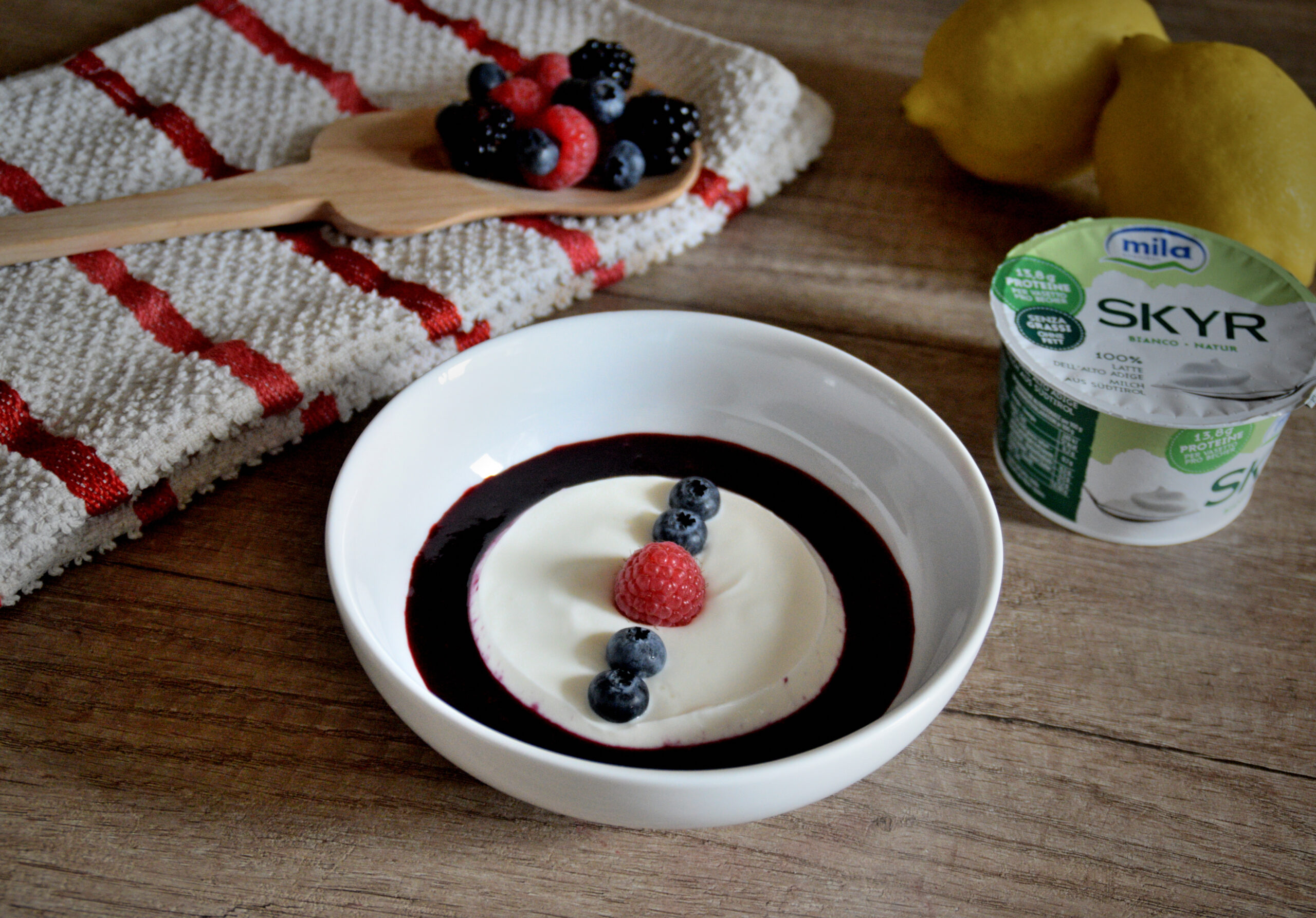 Skyr con coulis di frutta fresca: ricetta facile e veloce. valori nutrizionali, dove comprarlo
