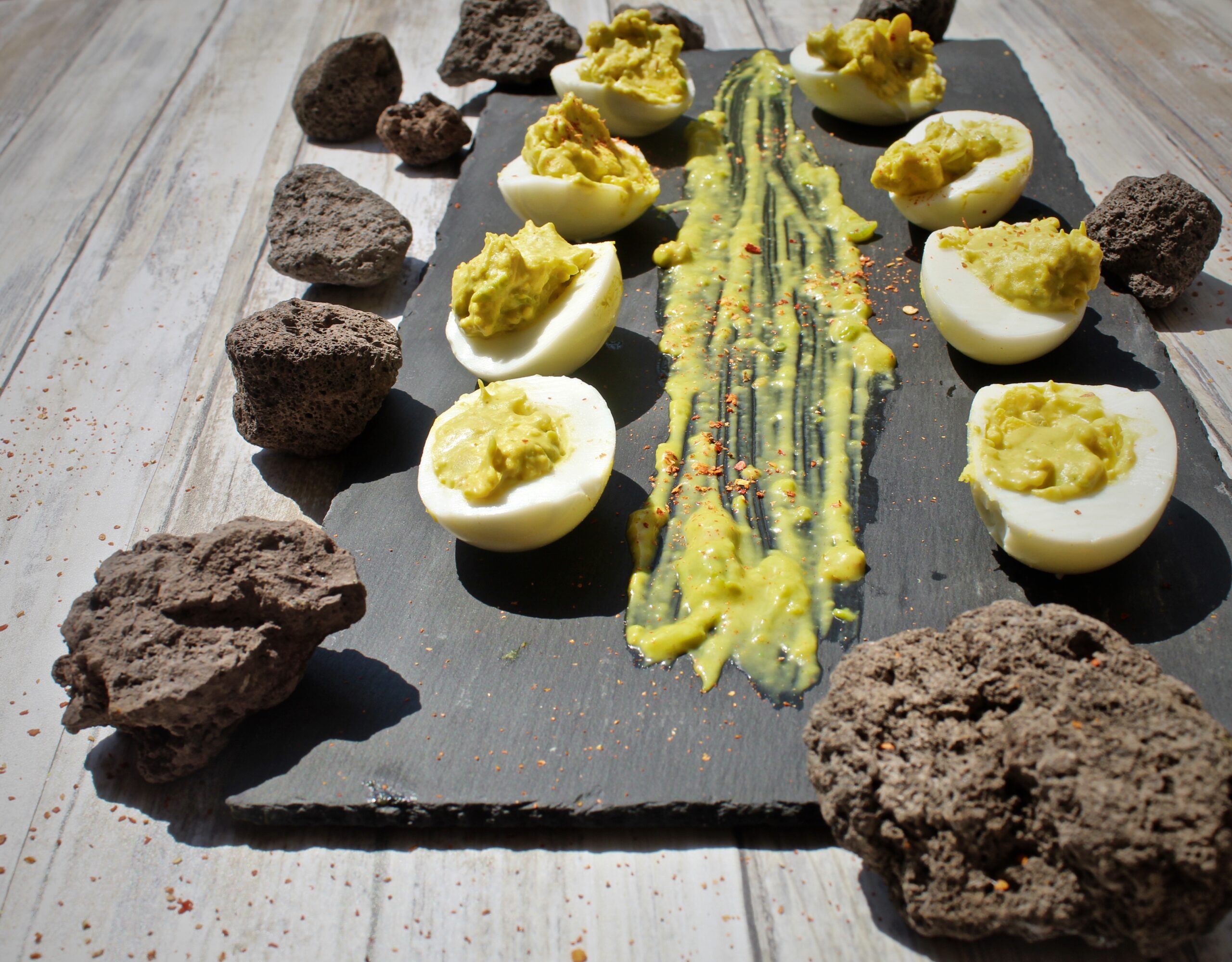 Smoked deviled eggs con guacamole