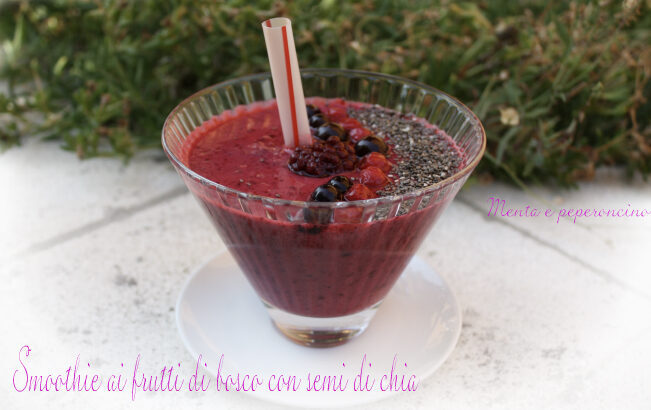 Smoothie ai frutti di bosco con semi di chia