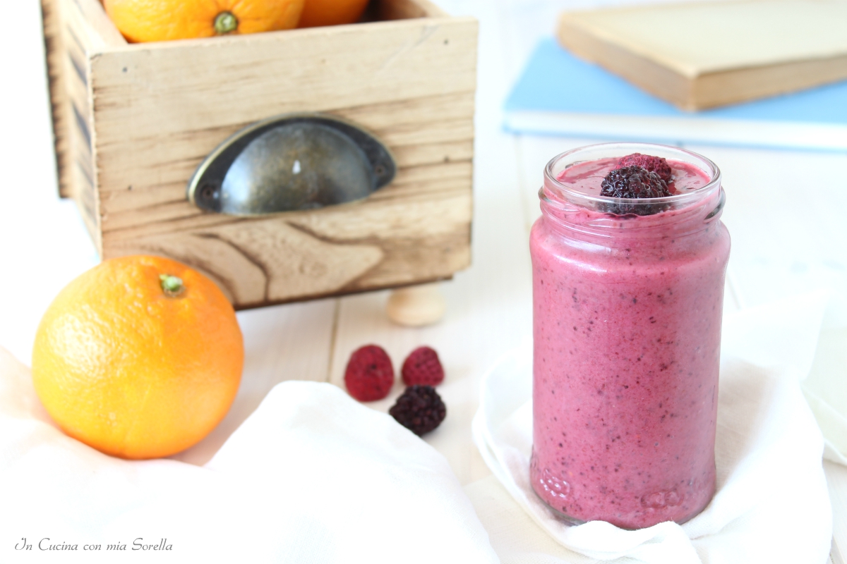 Smoothie ai frutti di bosco e arancia