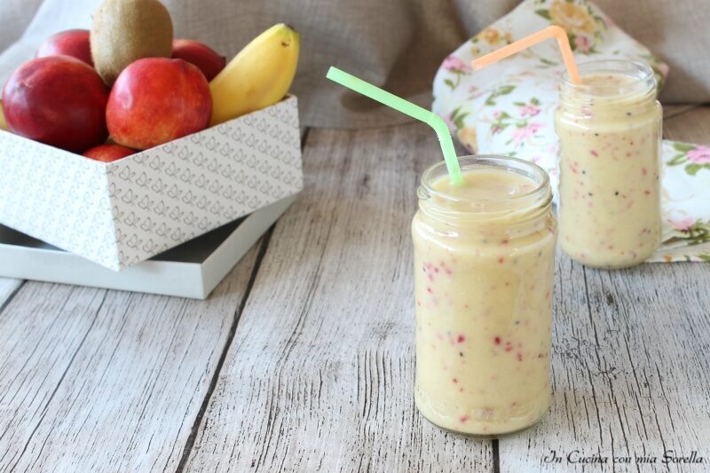 Smoothie alla pesca banana e kiwi