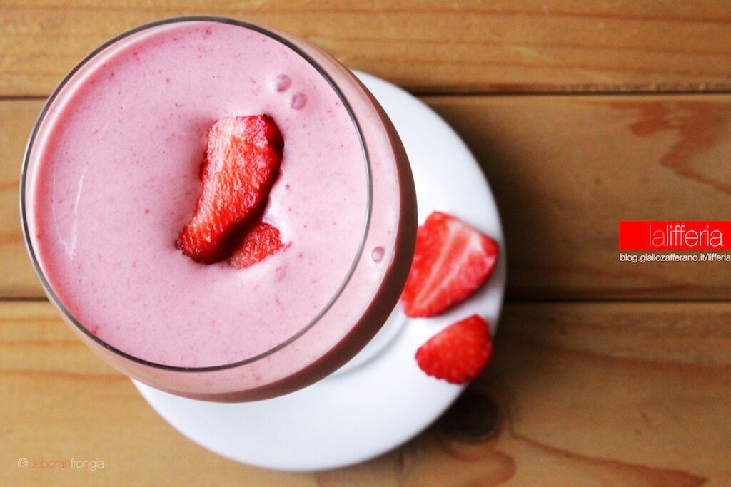 Smoothie alle fragole con panna